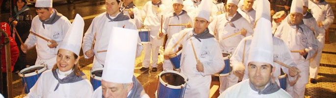 La tamborrada Erriberatarrak protagonizó la izada en Riberas
